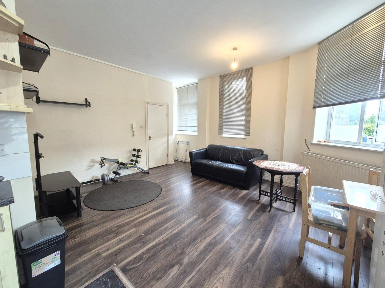Flat Lewisham Way in Greater London