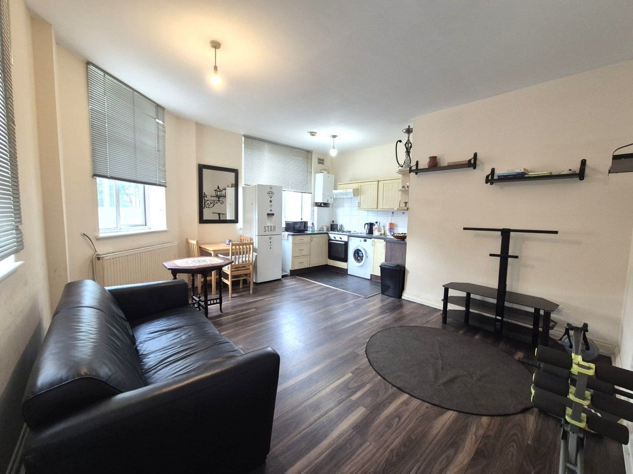 Flat Lewisham Way in Greater London