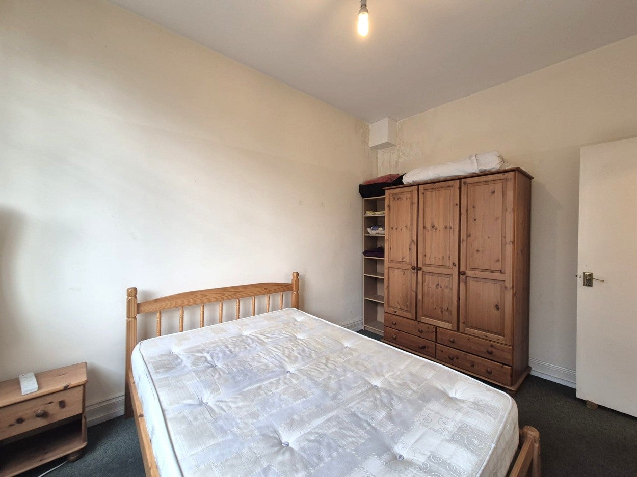 Flat Lewisham Way in Greater London