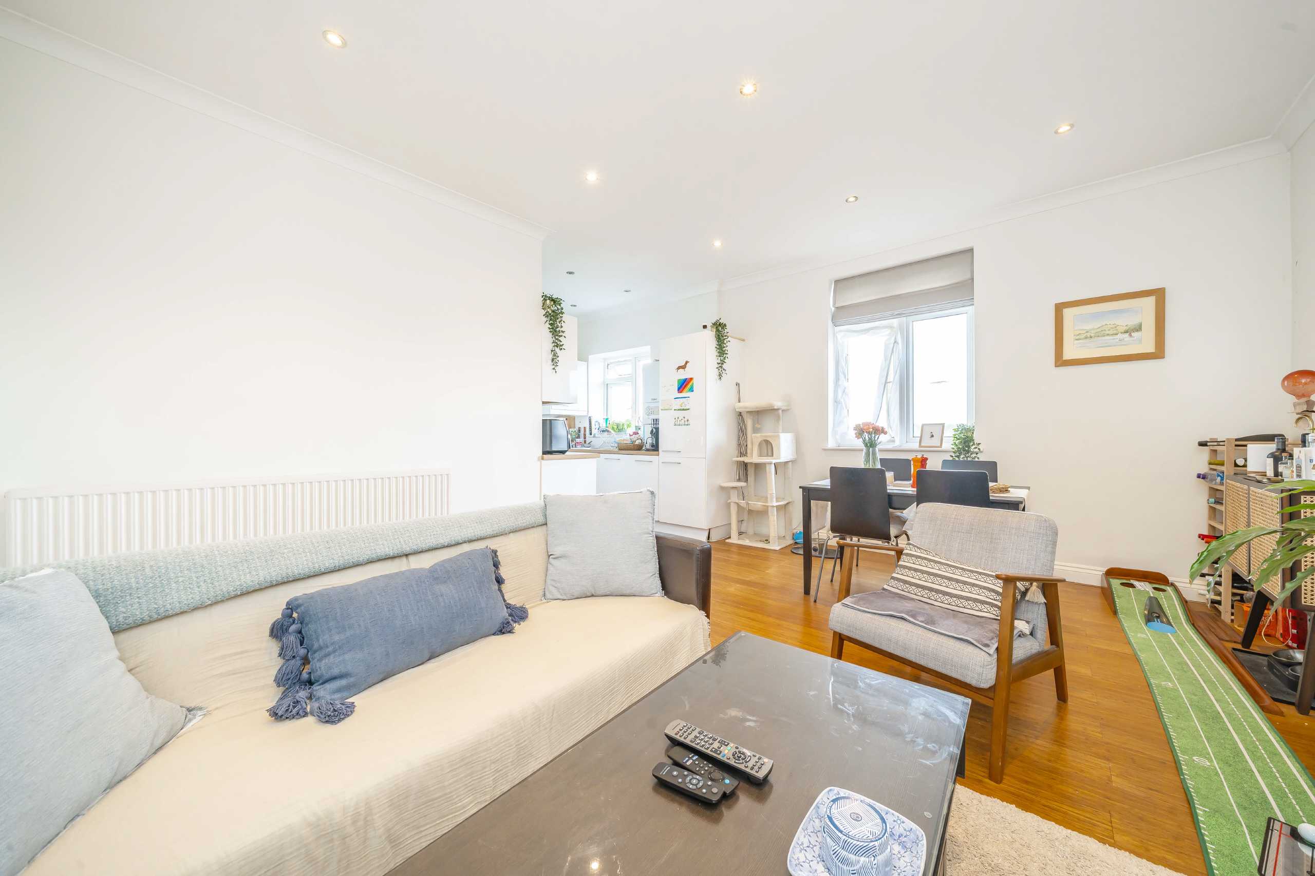 Flat Sinclair Road in Greater London