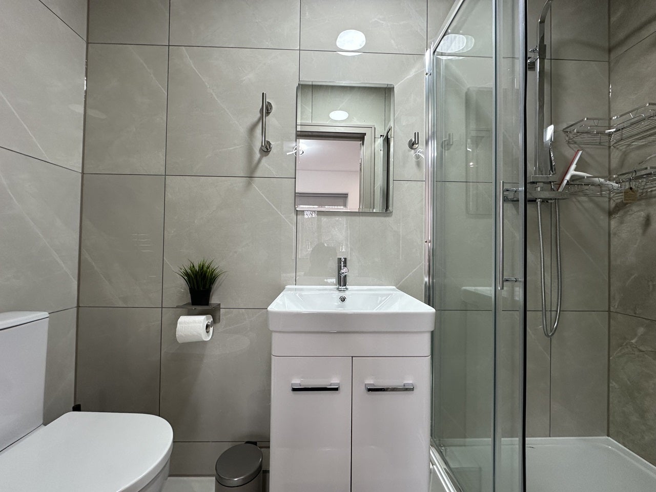 Room Raglan Avenue in Waltham Cross