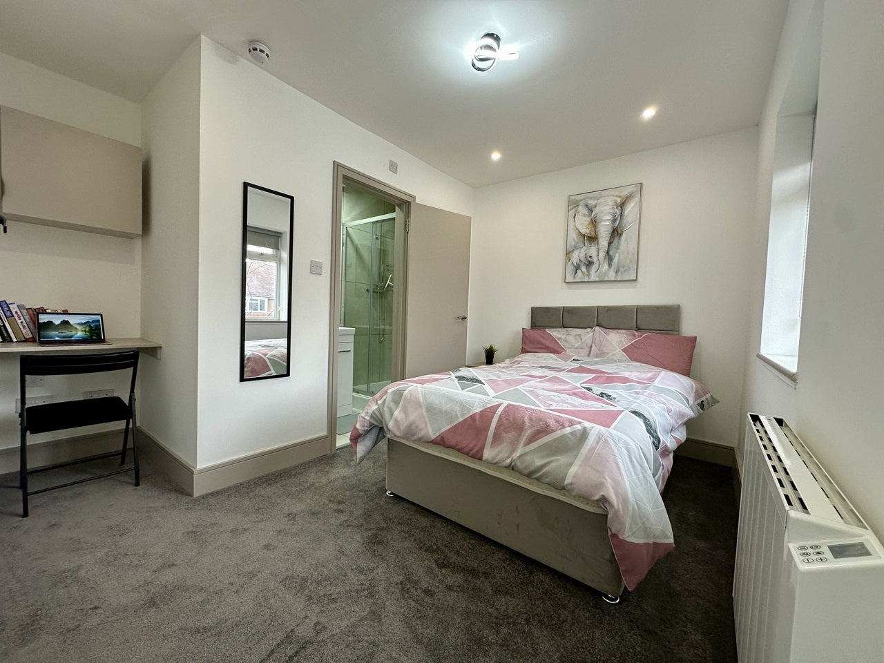 Room Raglan Avenue in Waltham Cross