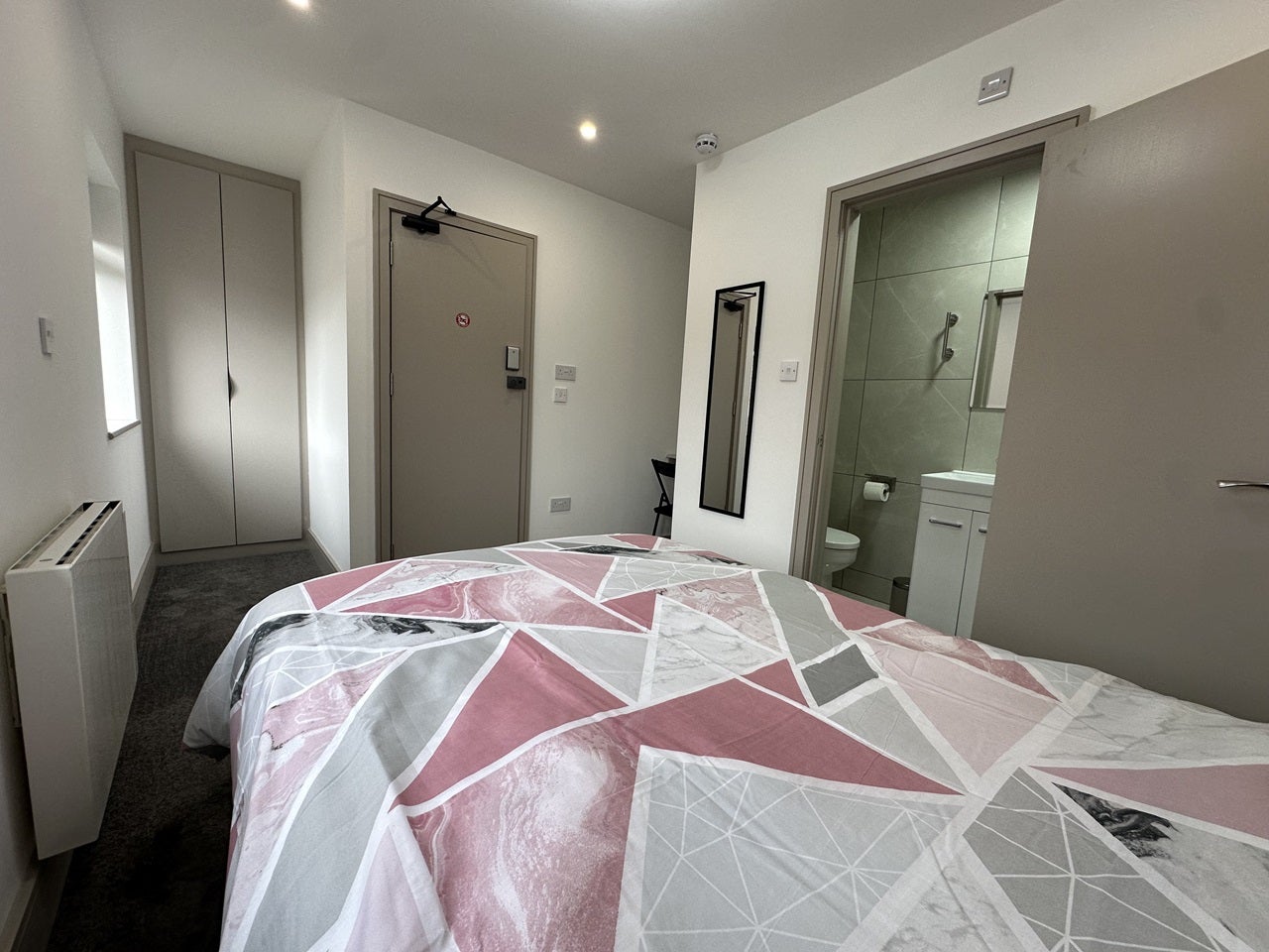 Room Raglan Avenue in Waltham Cross