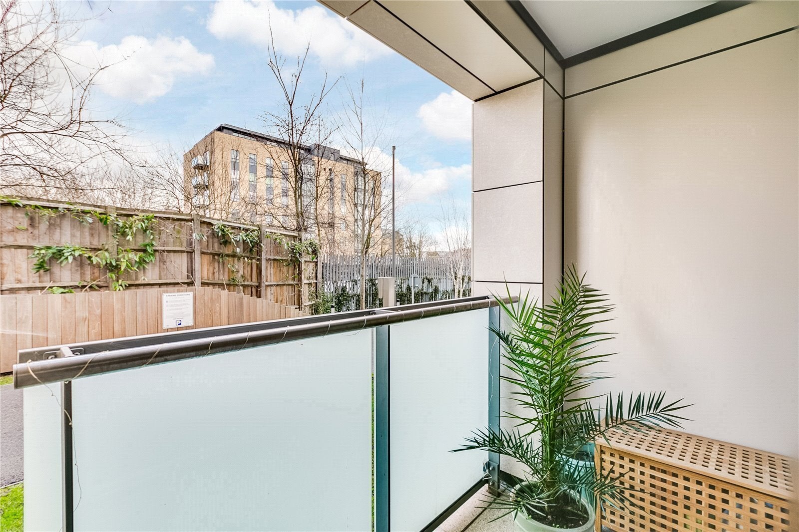 Flat Pump House Crescent in Greater London