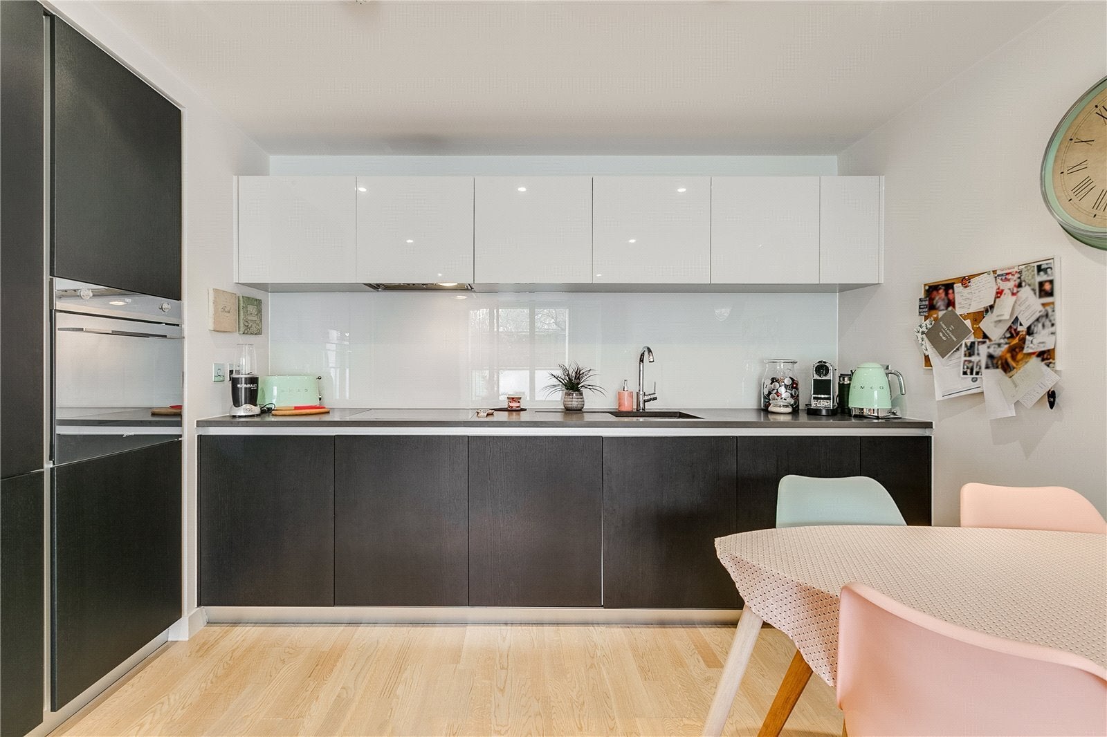 Flat Pump House Crescent in Greater London
