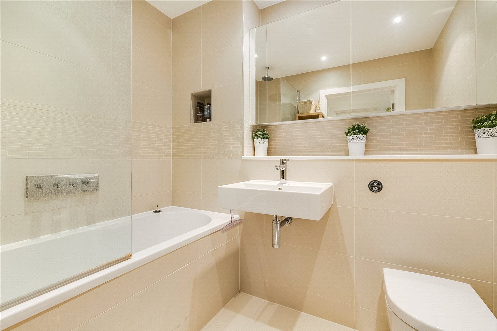Flat Pump House Crescent in Greater London