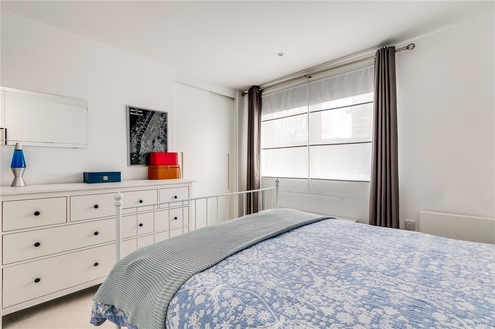 Flat Pump House Crescent in Greater London