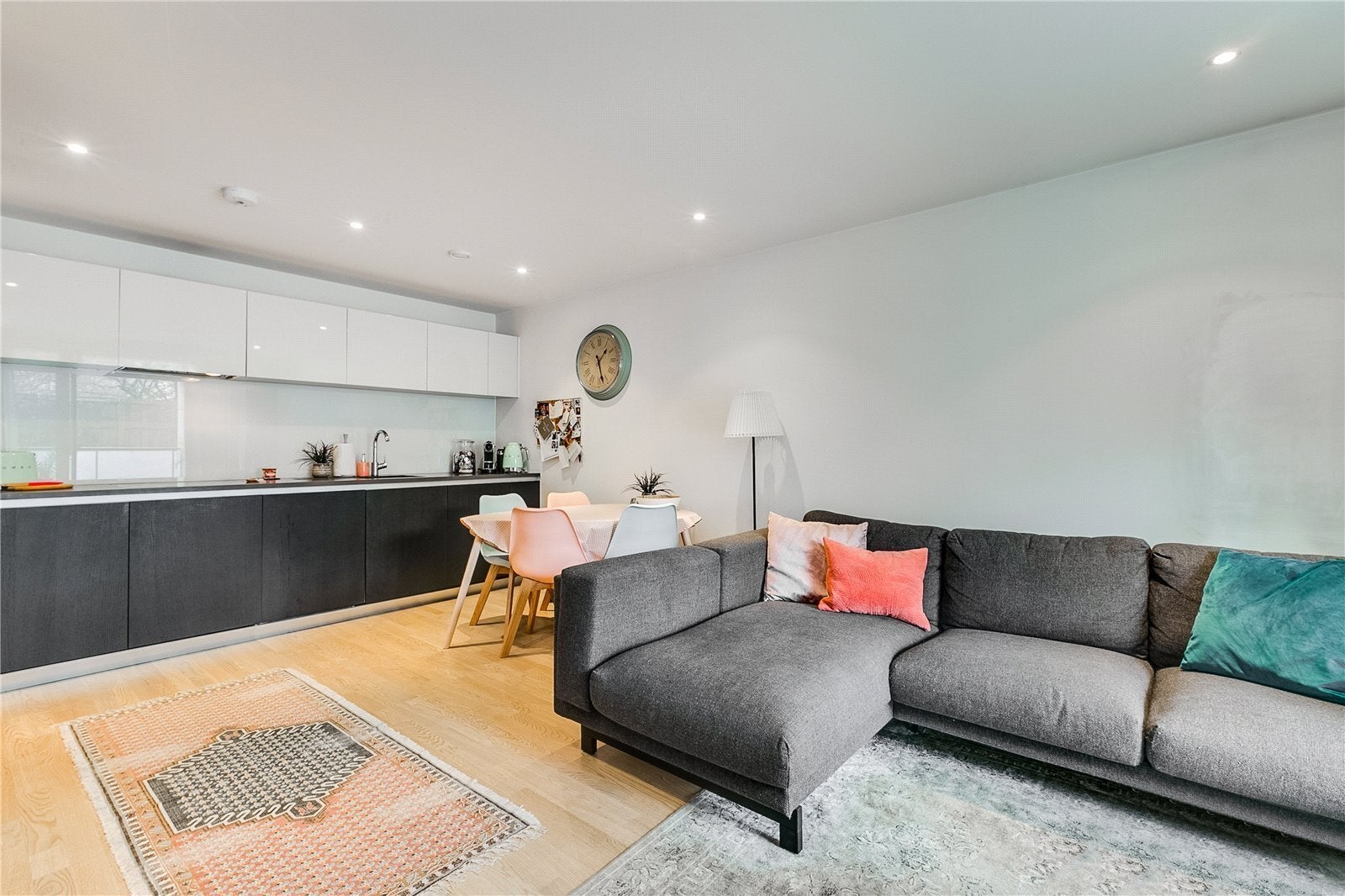 Flat Pump House Crescent in Greater London