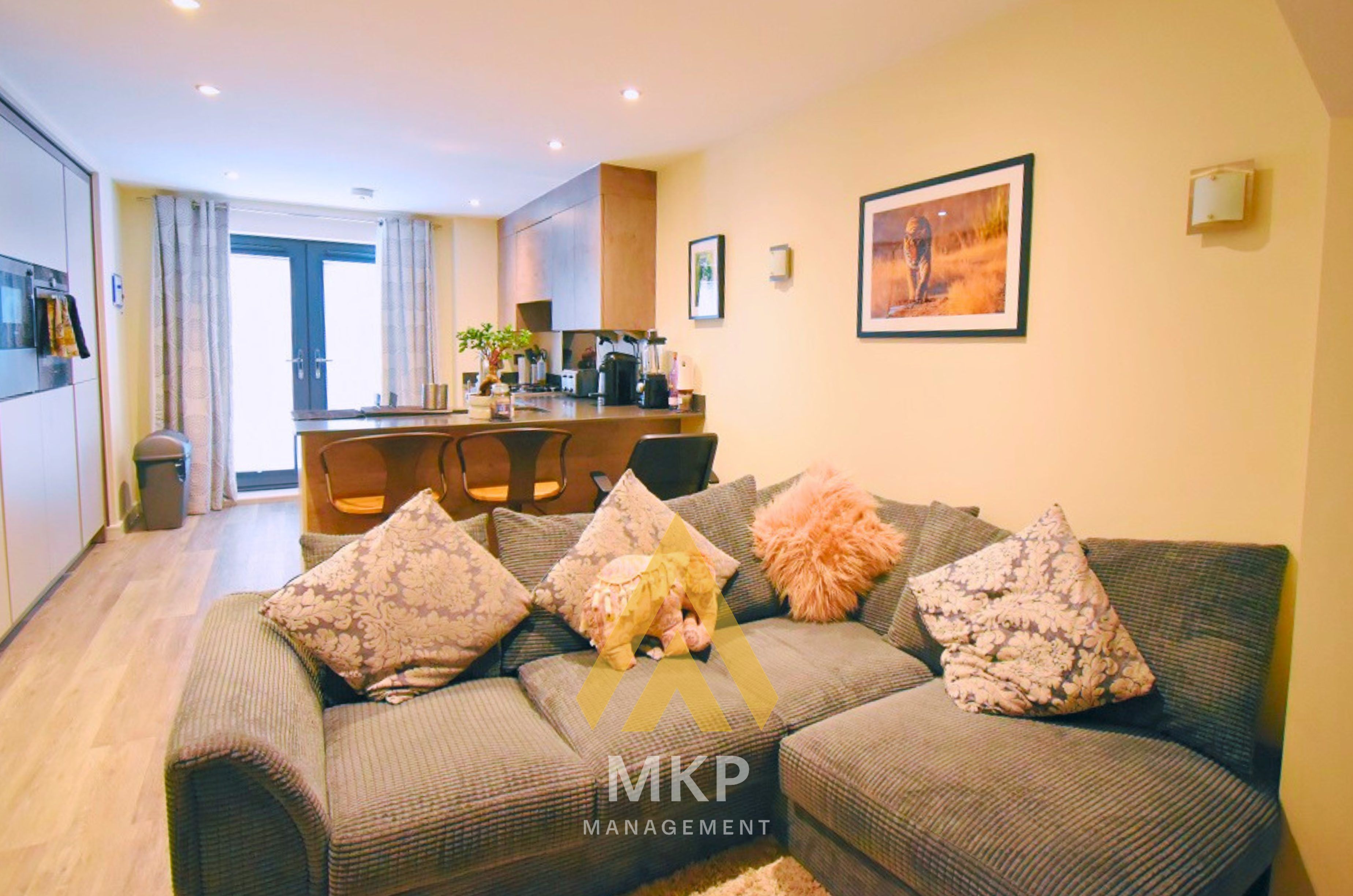 Flat Saint James Place in Shirley
