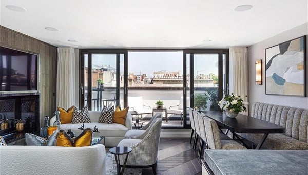Flat Prince of Wales Terrace in London