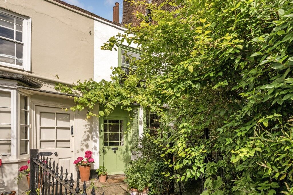 House The Mount Square in Greater London