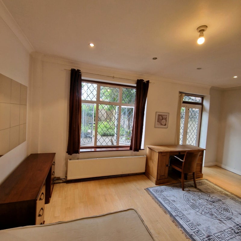 Room Bowman Avenue in Greater London
