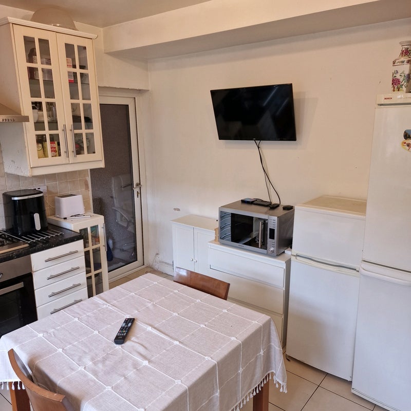 Room Bowman Avenue in Greater London