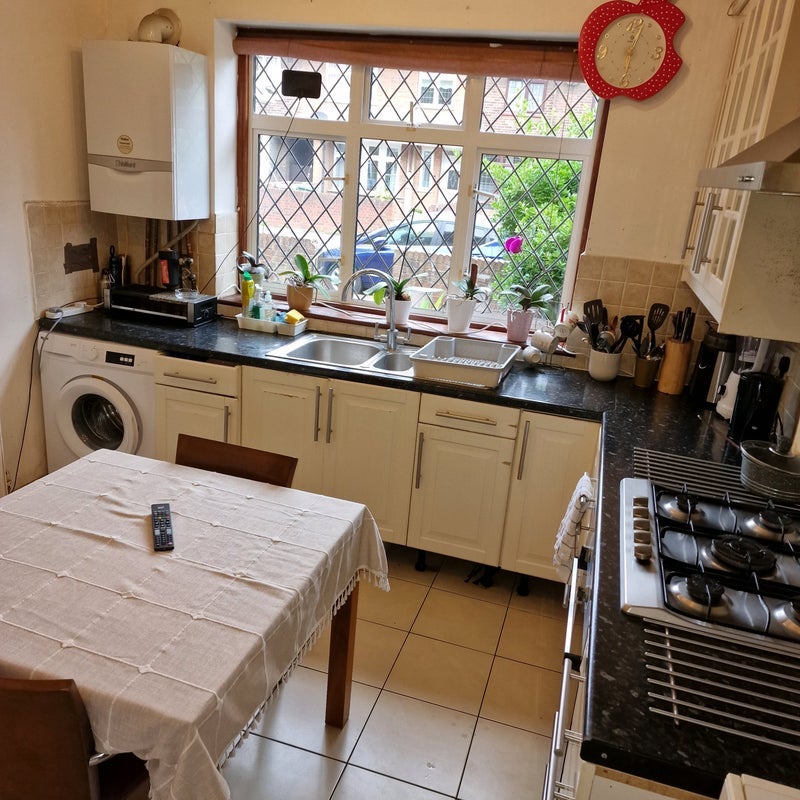 Room Bowman Avenue in Greater London