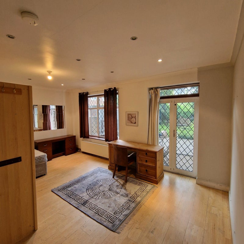 Room Bowman Avenue in Greater London
