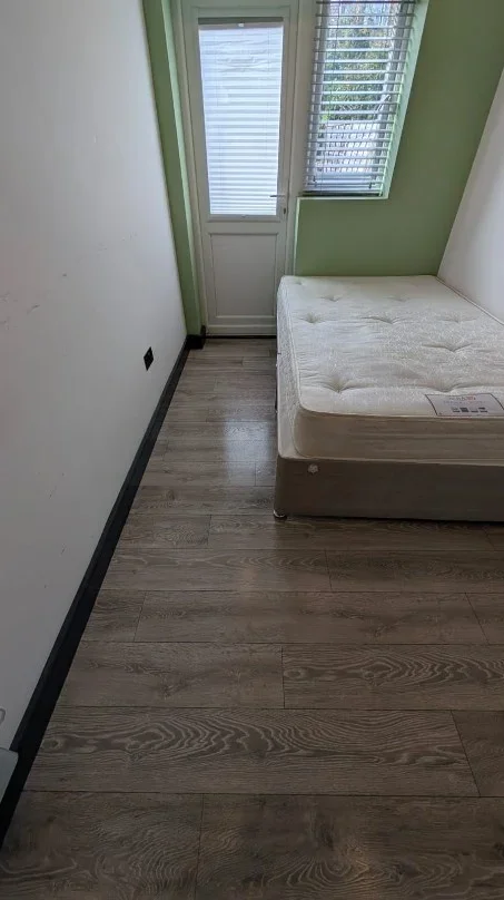 Room Lorne Road in Greater London