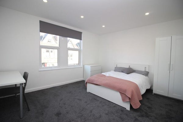Room Chestnut Grove in Leeds