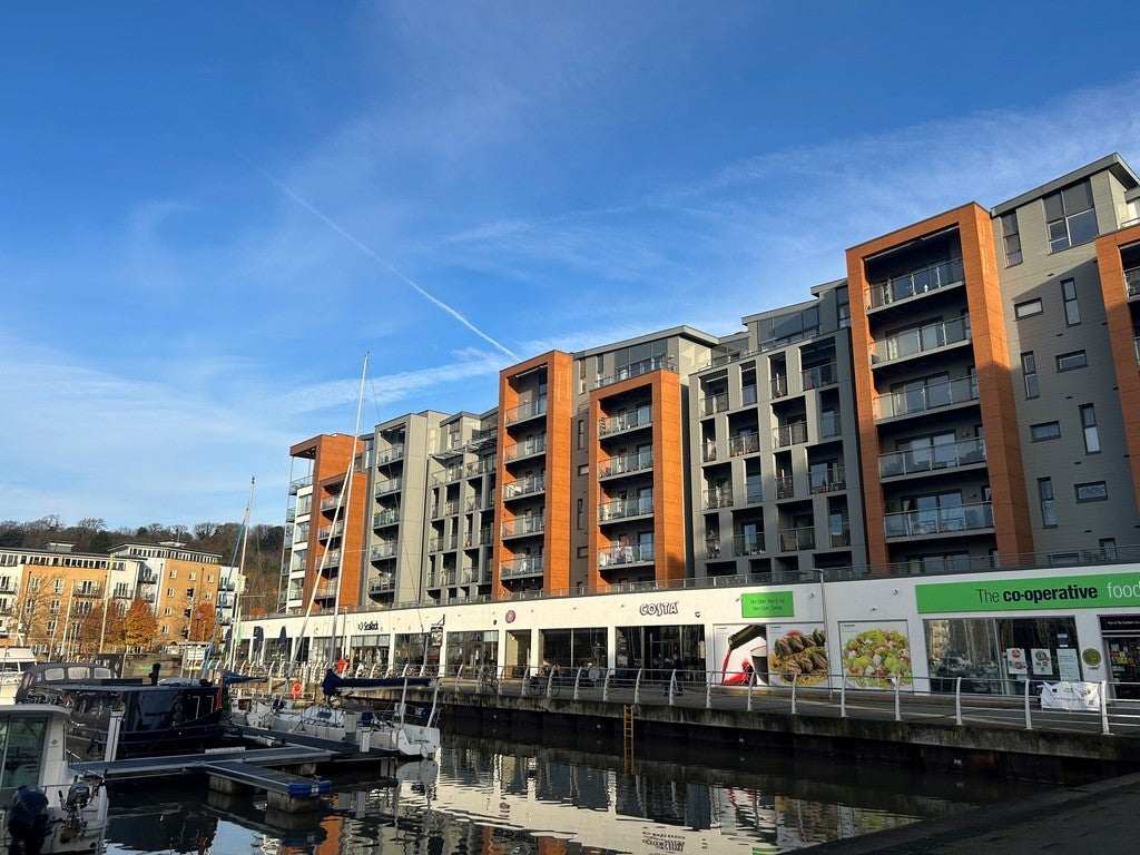 Flat Newfoundland Way in Bristol