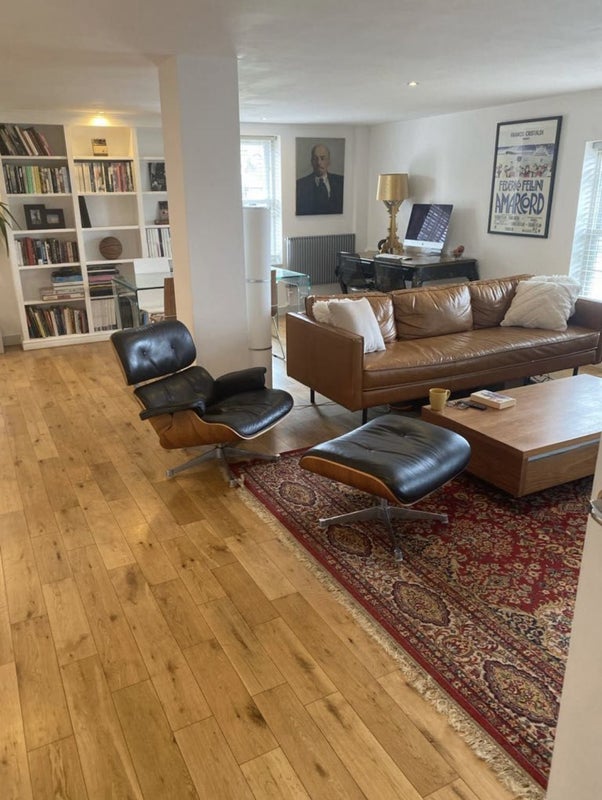 Flat Lawn Lane in Greater London