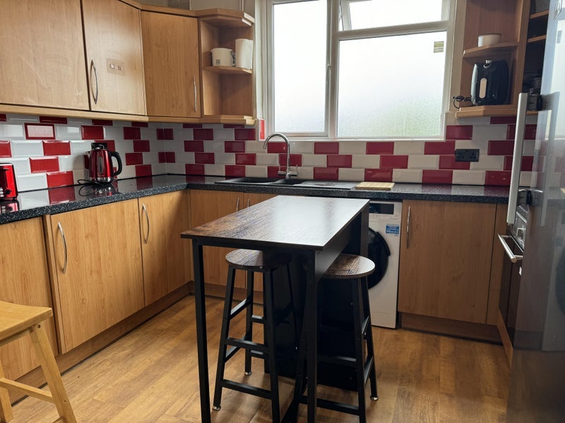 Room Western Avenue in Greater London