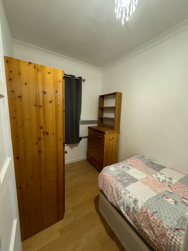 Room Western Avenue in Greater London