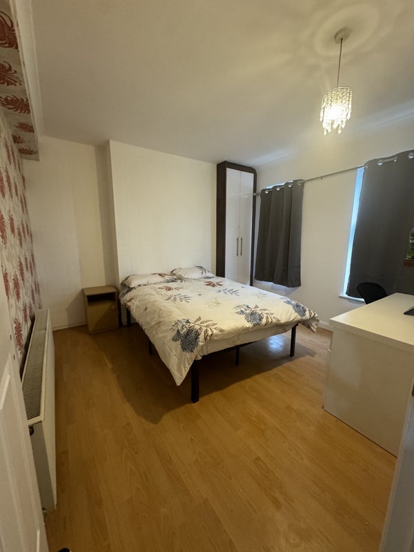 Room Western Avenue in Greater London