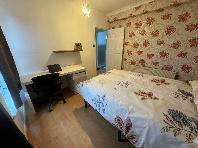 Room Western Avenue in Greater London