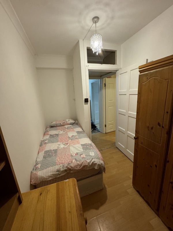 Room Western Avenue in Greater London