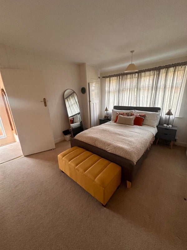 Room Alverstone Road in Greater London
