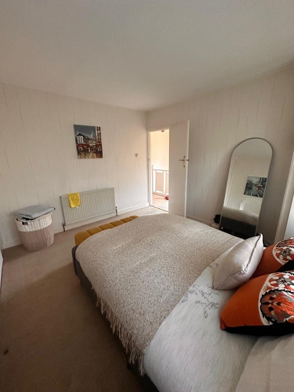 Room Alverstone Road in Greater London
