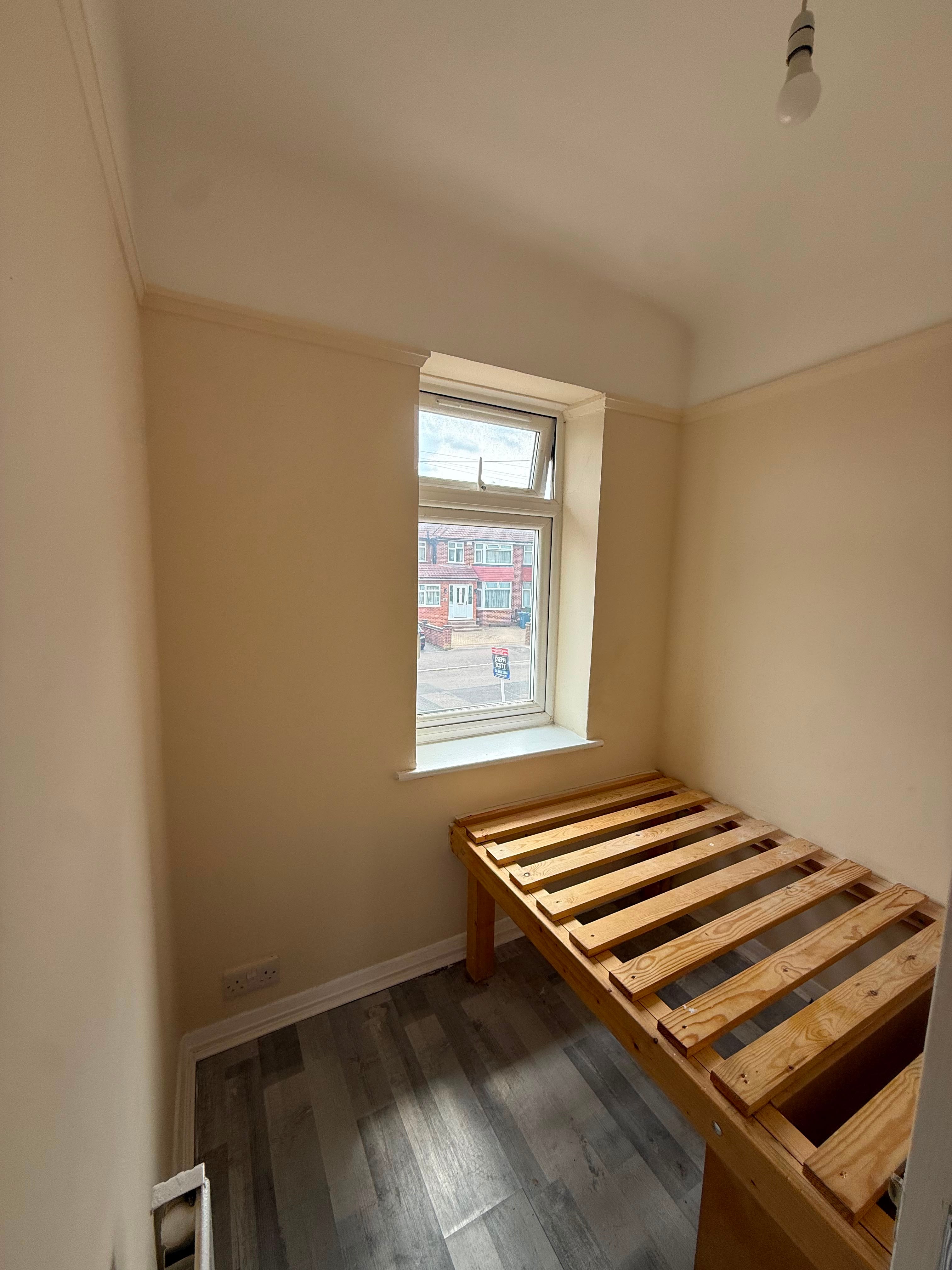 Flat Broadcroft Avenue in London