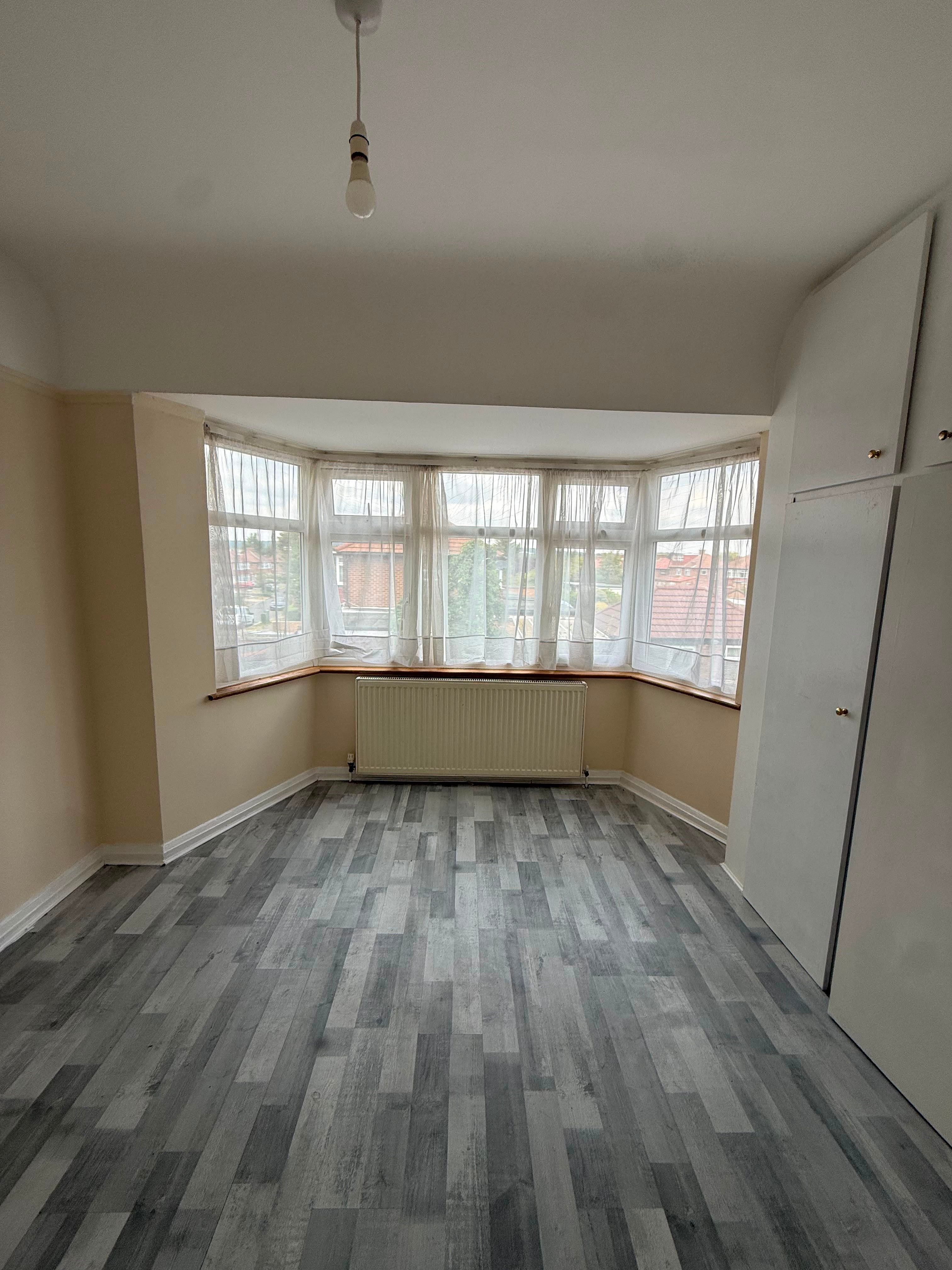 Flat Broadcroft Avenue in London