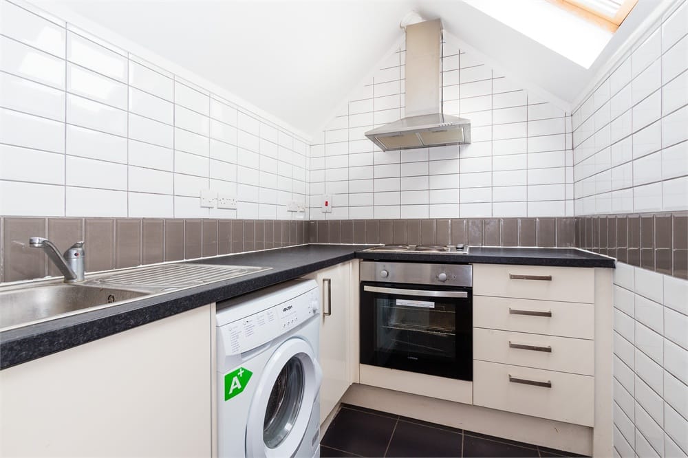 Flat Wellesley Avenue in Richings Park
