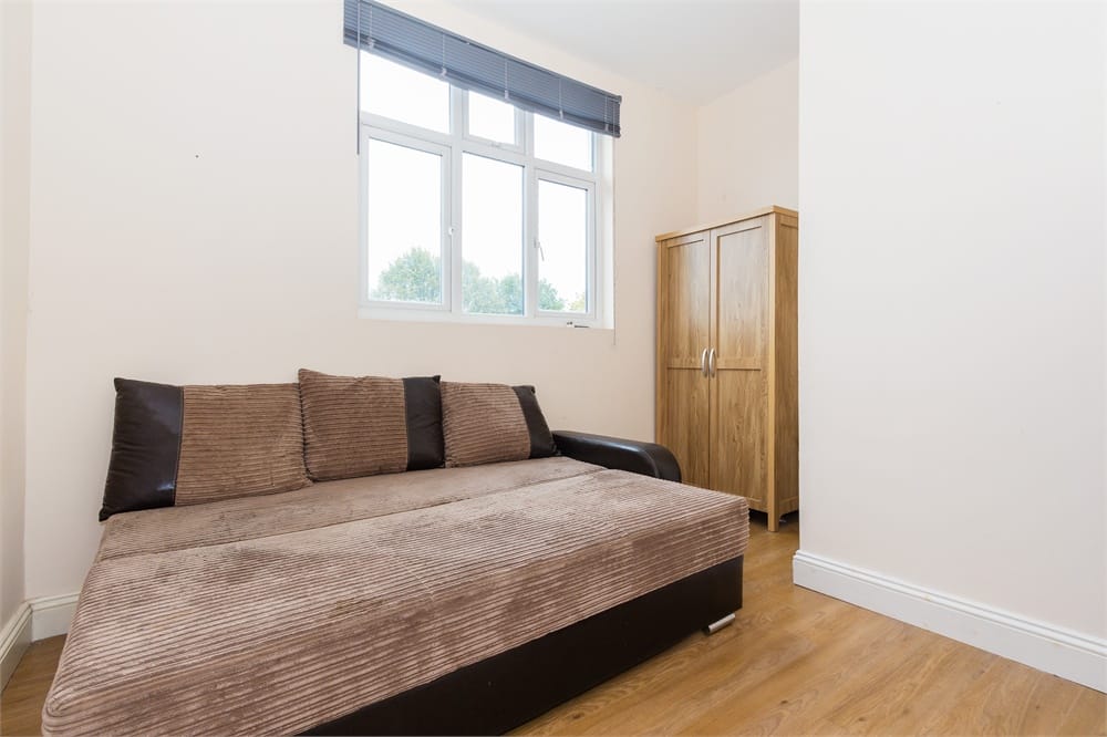 Flat Wellesley Avenue in Richings Park