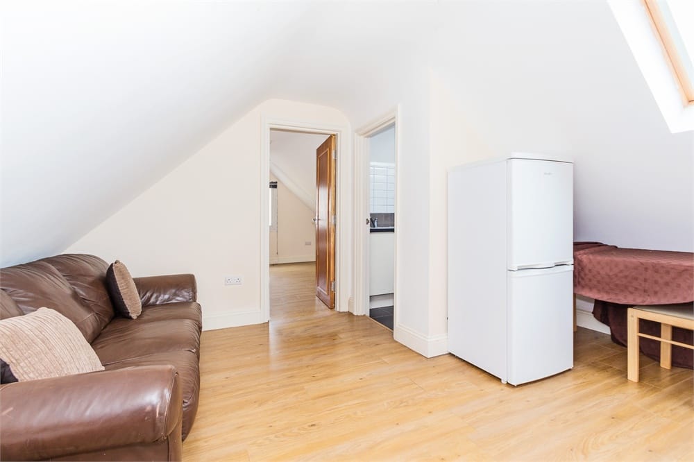 Flat Wellesley Avenue in Richings Park