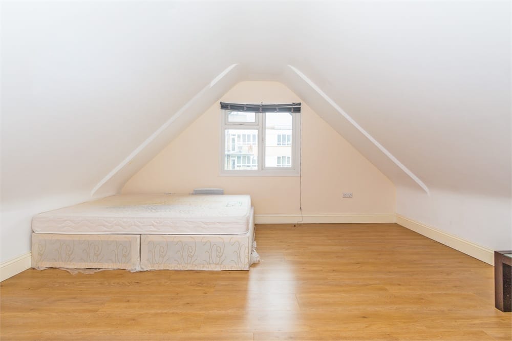 Flat Wellesley Avenue in Richings Park