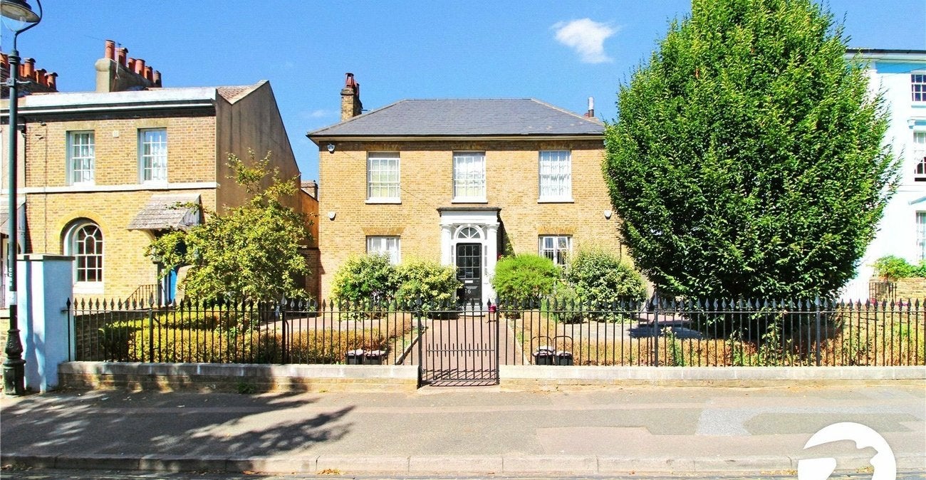 Flat Clarence Place in Gravesham