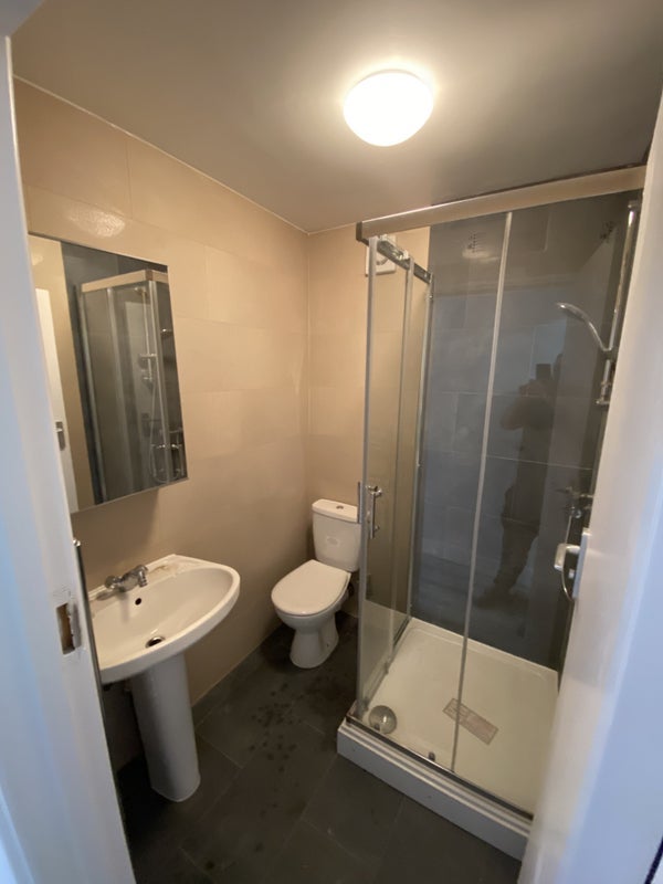 Room Colegrave Road in Greater London