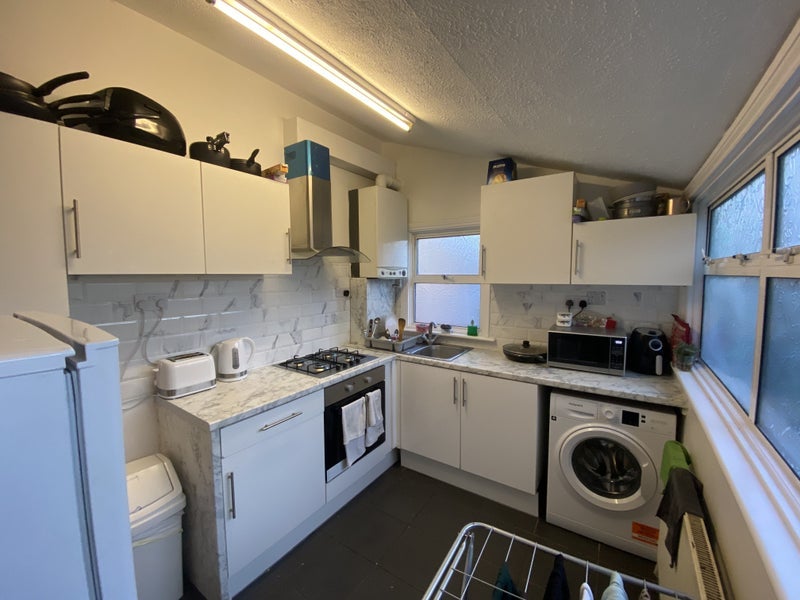 Room Colegrave Road in Greater London
