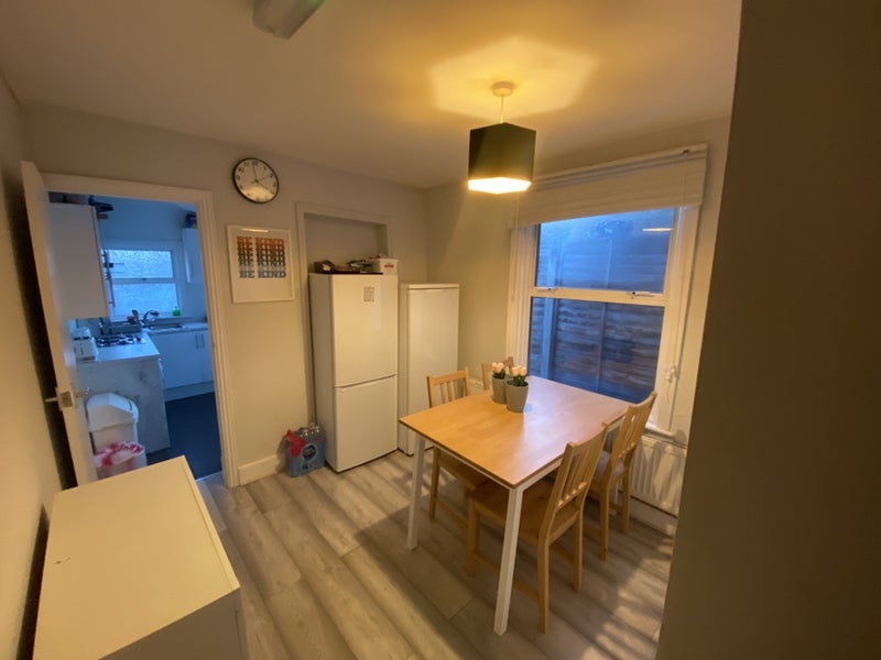Room Colegrave Road in Greater London