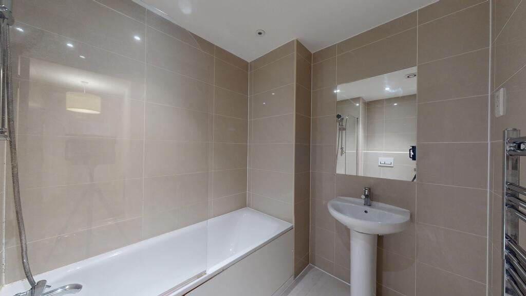 Flat Greenhill Way in Greater London