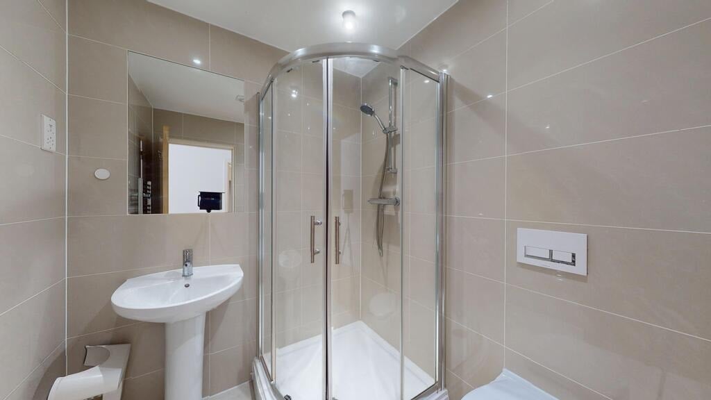 Flat Greenhill Way in Greater London