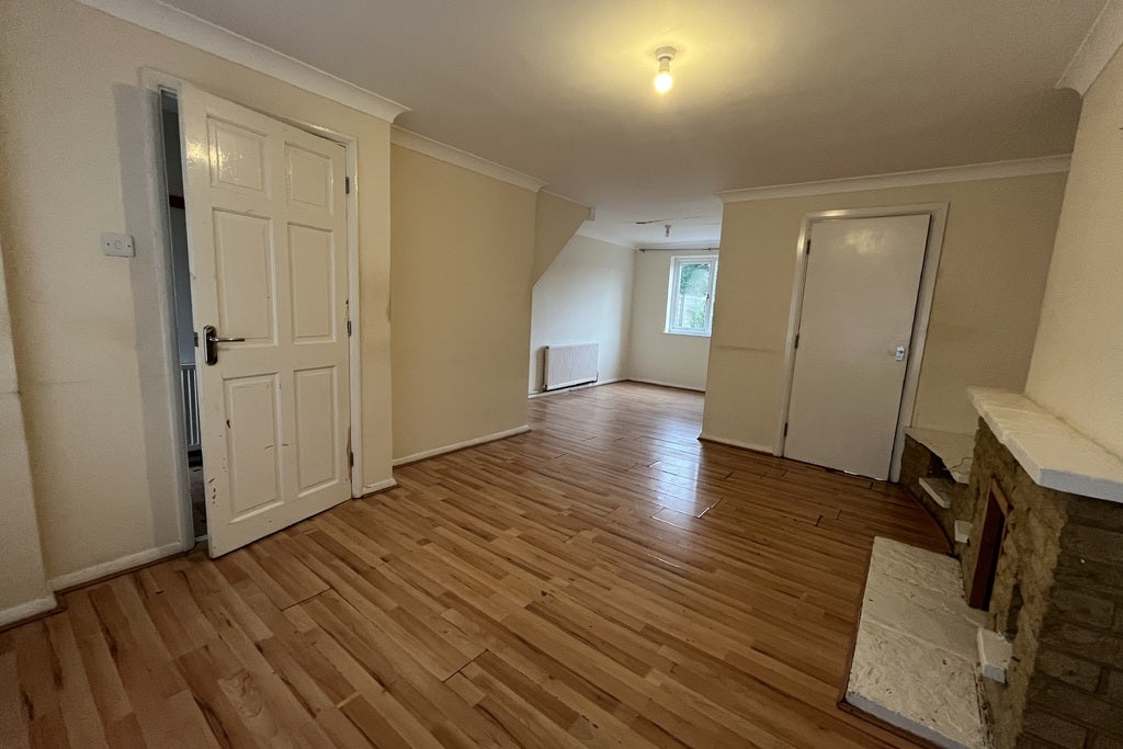 House Hawthorn Close in Woking
