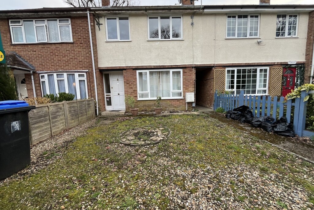 House Hawthorn Close in Woking