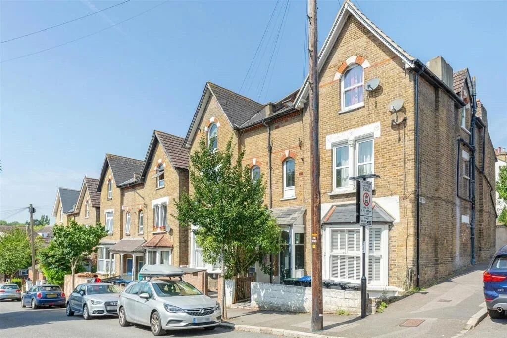 Flat Rockmount Road in Greater London