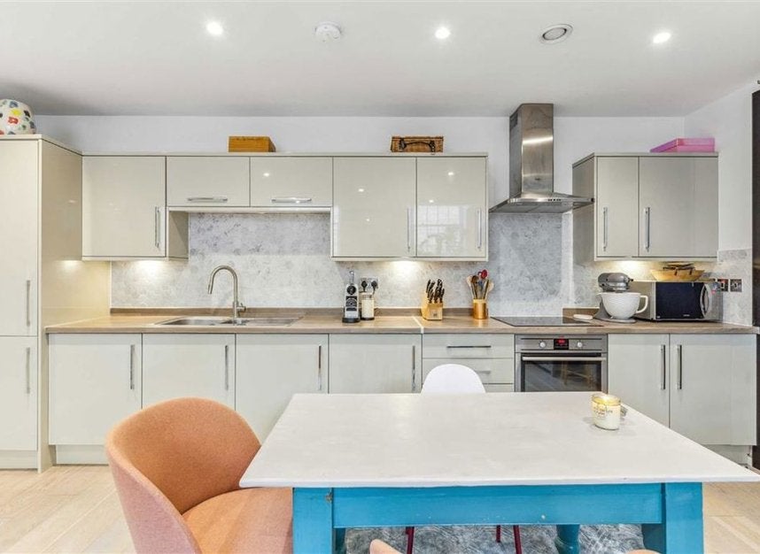Flat Valentine Place in Greater London