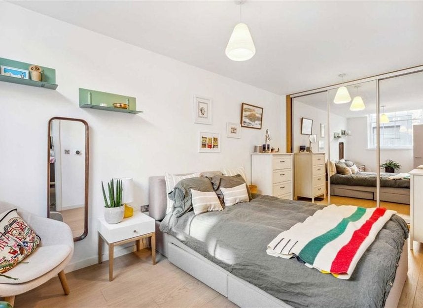 Flat Valentine Place in Greater London