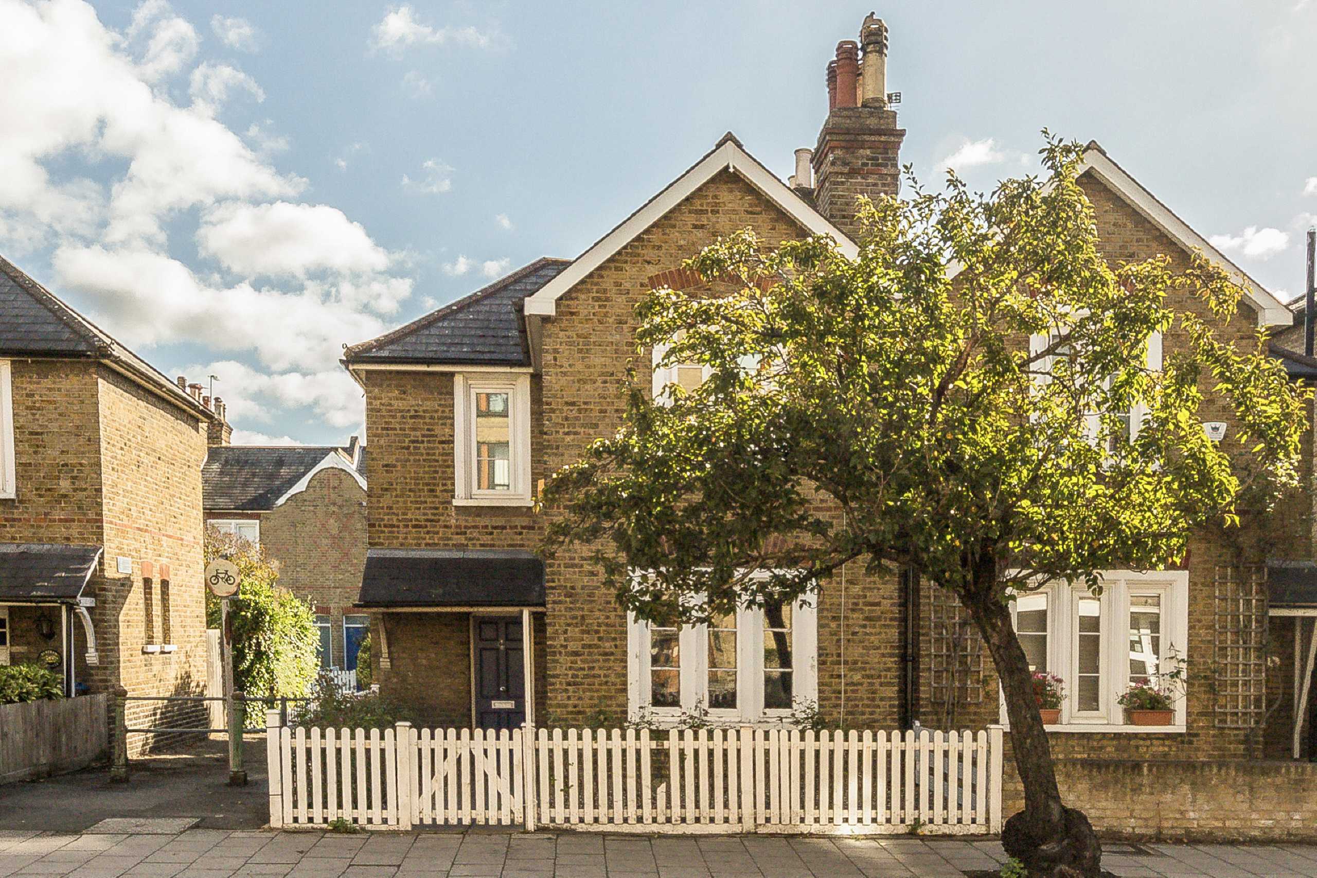 Room Trojan Mews in Greater London