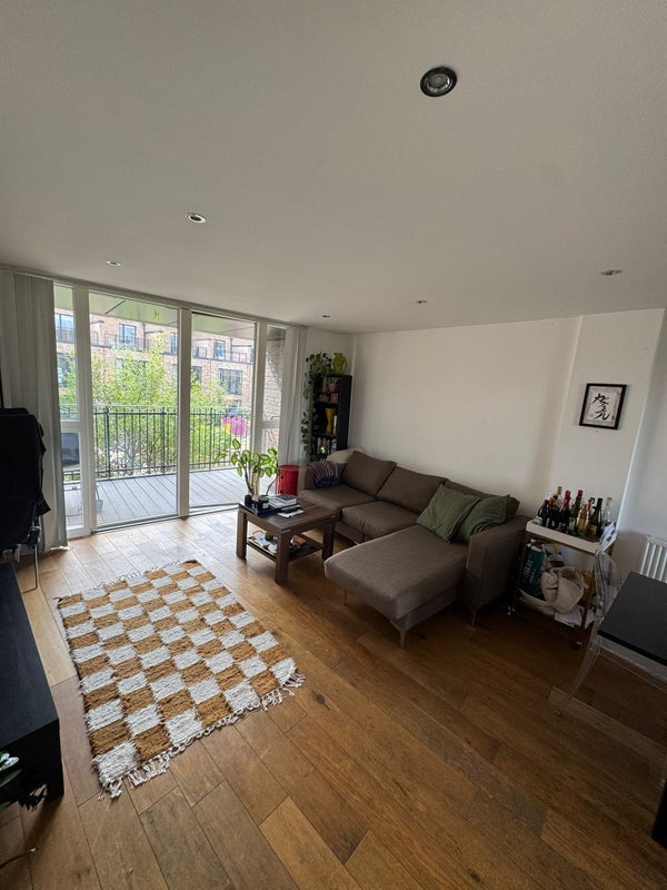 Room Laburnum Street in Greater London