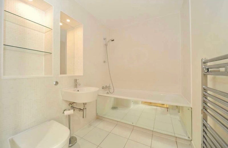 Flat Drayton Park in Greater London